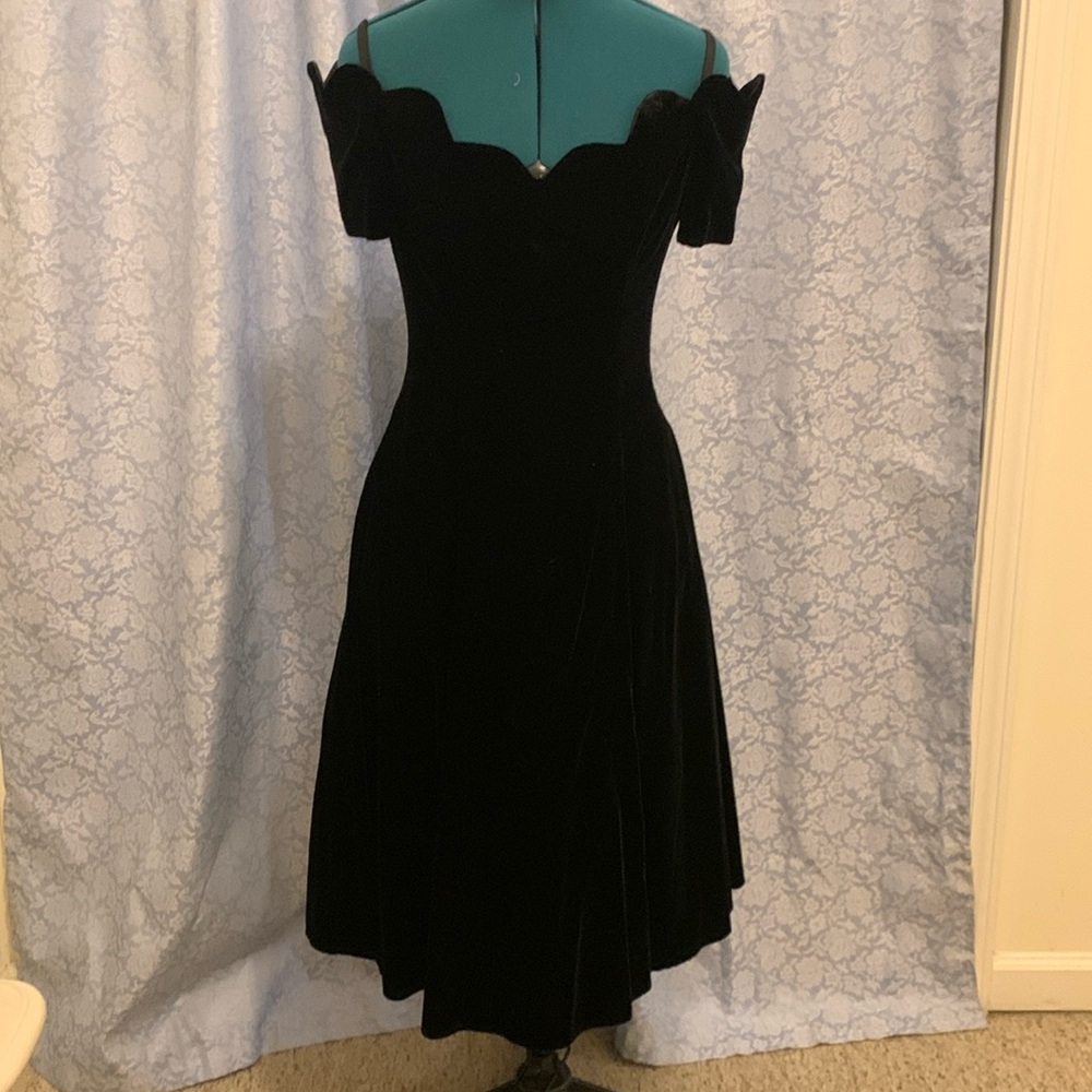 1980’s Vintage Black Velvet Cocktail Dress